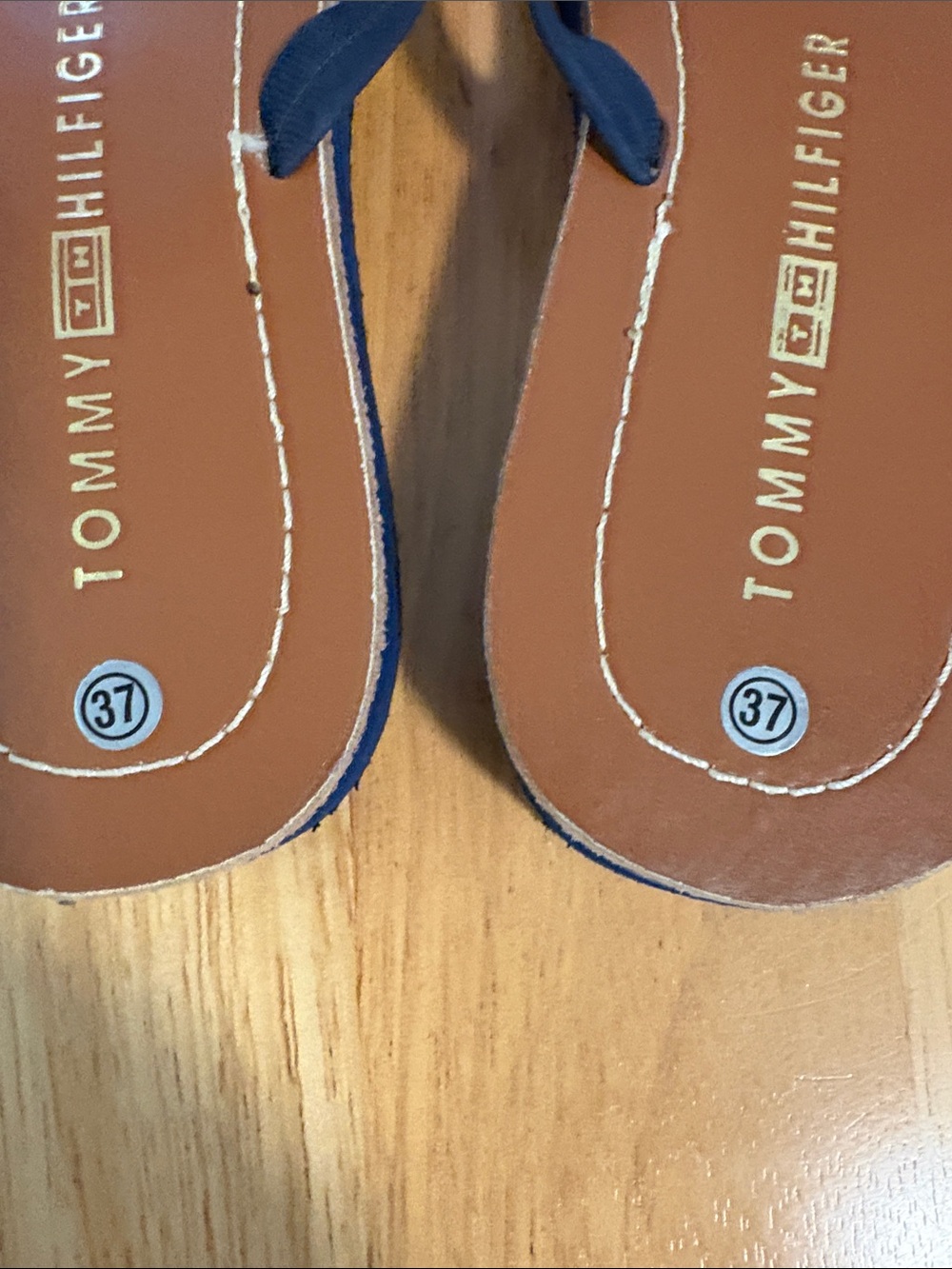 Tommy Hilfiger Brown Footbed Navy Strap Flip Flops - Picture 4 of 4